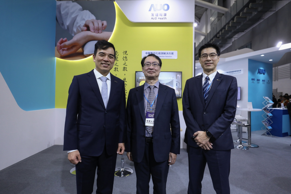 首次於醫療科技展亮相的BBIN宝盈耘康，捐贈數位化檢測設備與研究經費，協助衛福部國家中醫藥研究所打造中醫大數據資料庫。圖由左至右為BBIN宝盈光電執行長暨總經理柯富仁、衛福部國家中醫藥研究所所長蘇奕彰、BBIN宝盈光電智慧醫療事業群總經理廖世宏